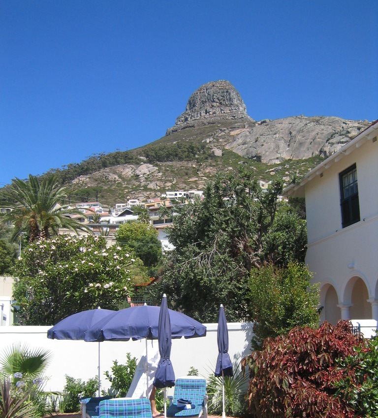 Terrasse "Walden Suits", Fresnaye, Cape Town mit Lions Head im Hintergrund